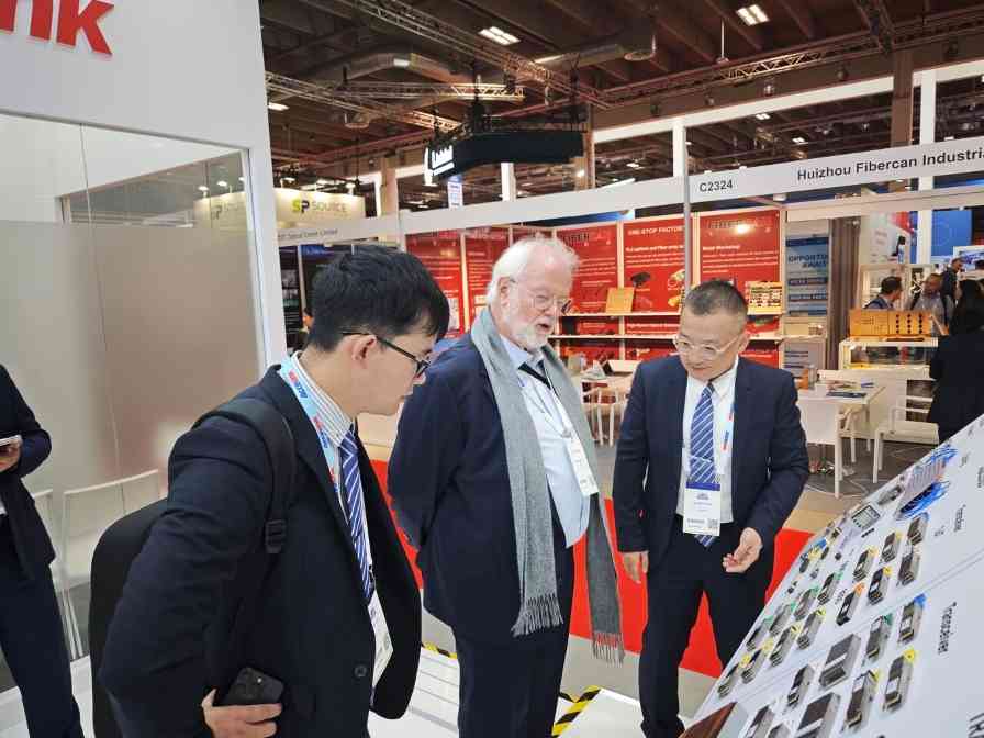光迅科技亮相ECOC 2025 展示AI数据中心创新方案(图4)