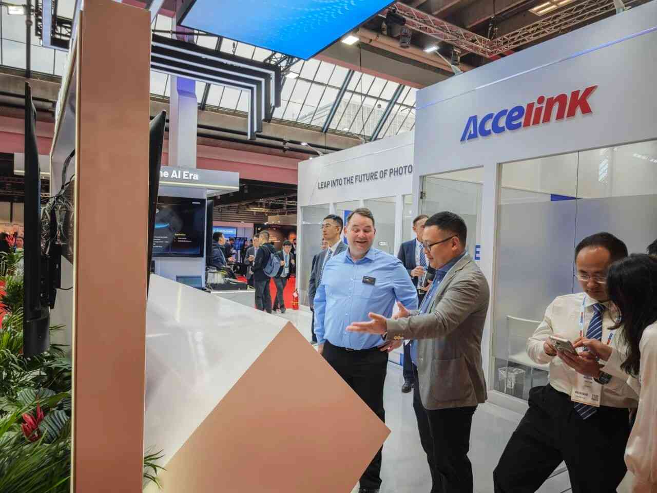 光迅科技亮相ECOC 2025 展示AI数据中心创新方案(图5)