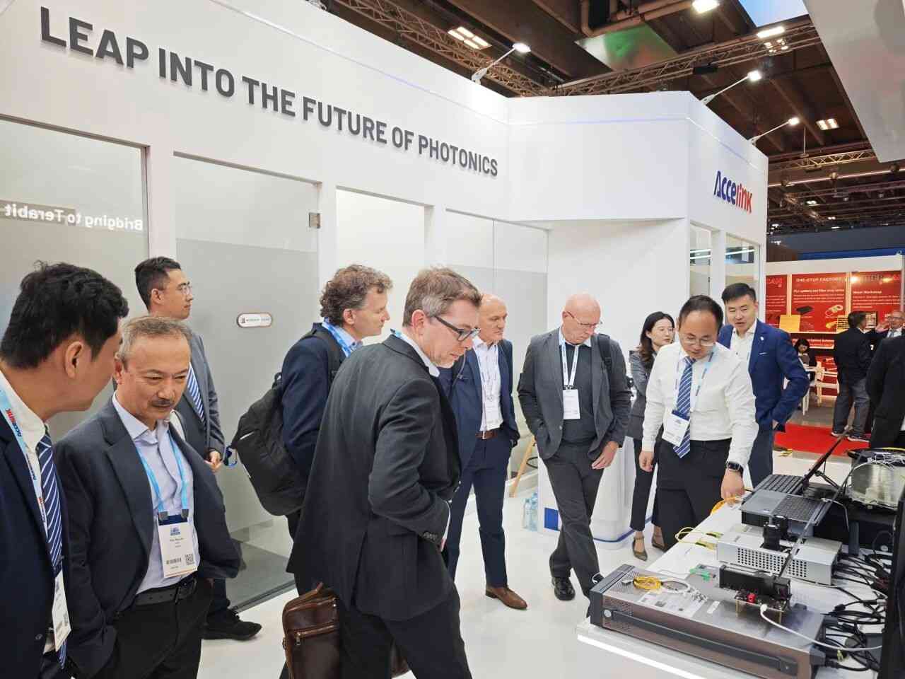 光迅科技亮相ECOC 2025 展示AI数据中心创新方案(图2)