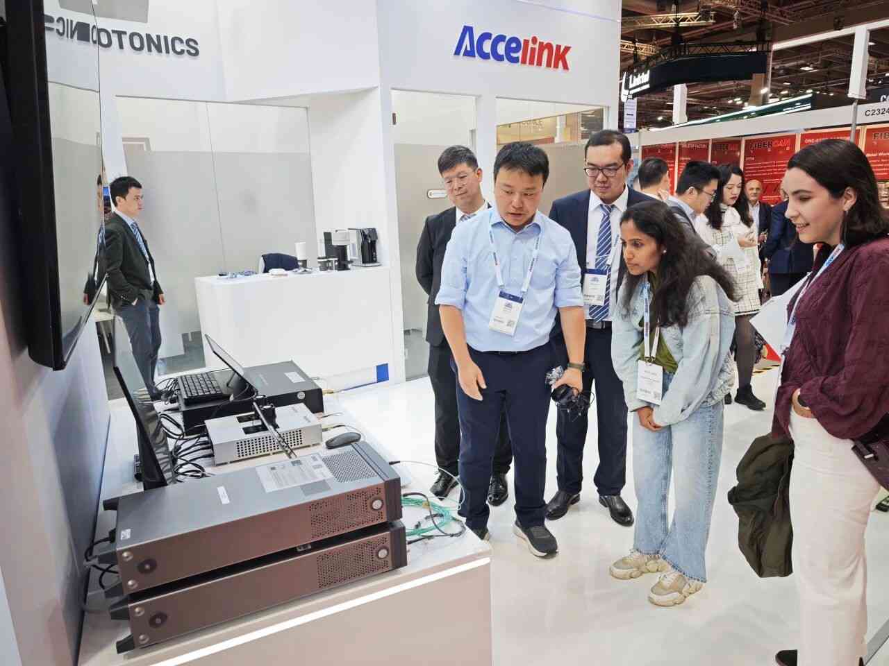 光迅科技亮相ECOC 2025 展示AI数据中心创新方案(图3)