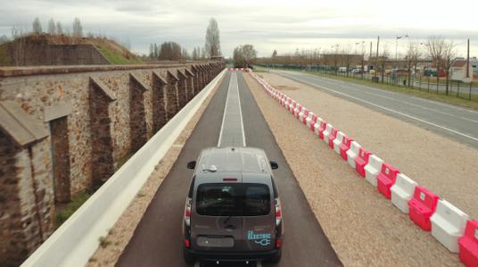 电动车动态无线充电演示：高速20kW，同车道双车同步补能，测试验证与落地应用前景